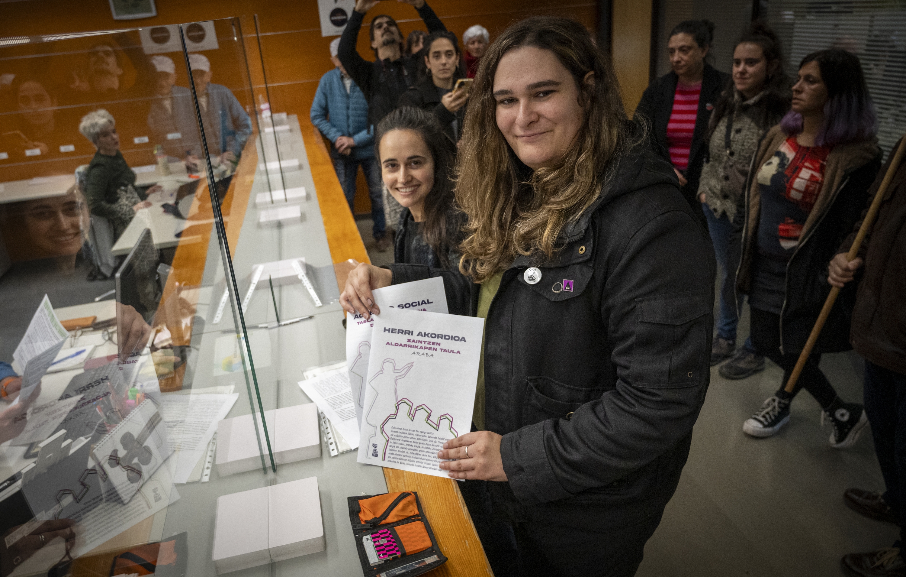Herri akordioaren sinatzaileak eta atxikimendua adierazi dutenak akordioa Foru Aldundian erregistratzen, gaur eguerdian. GORKA RUBIO / FOKU