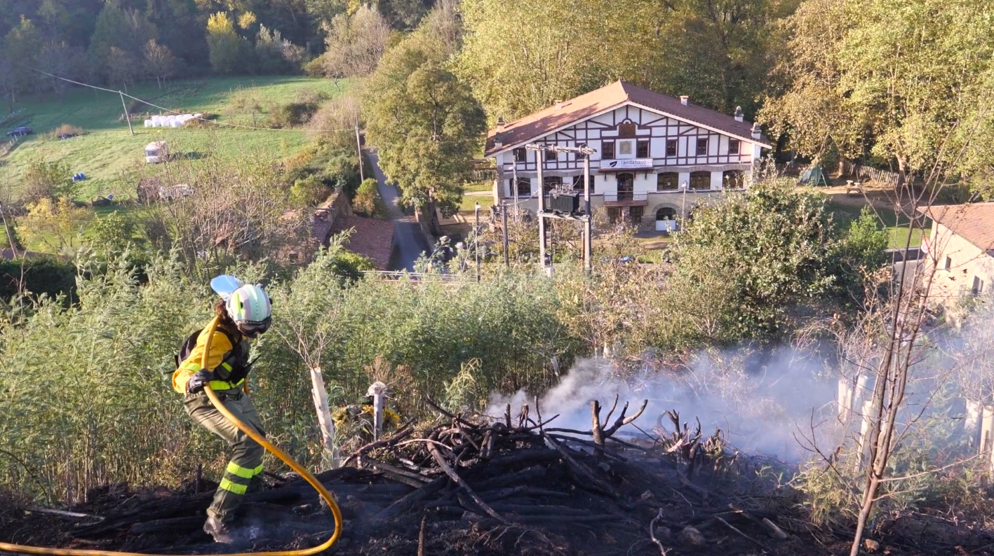 Bizkaiko Foru Aldundiko Baso Zerbitzuko langilea, Balmasedan, 2022ko urriaren 23ko baso sutean. BERRIA