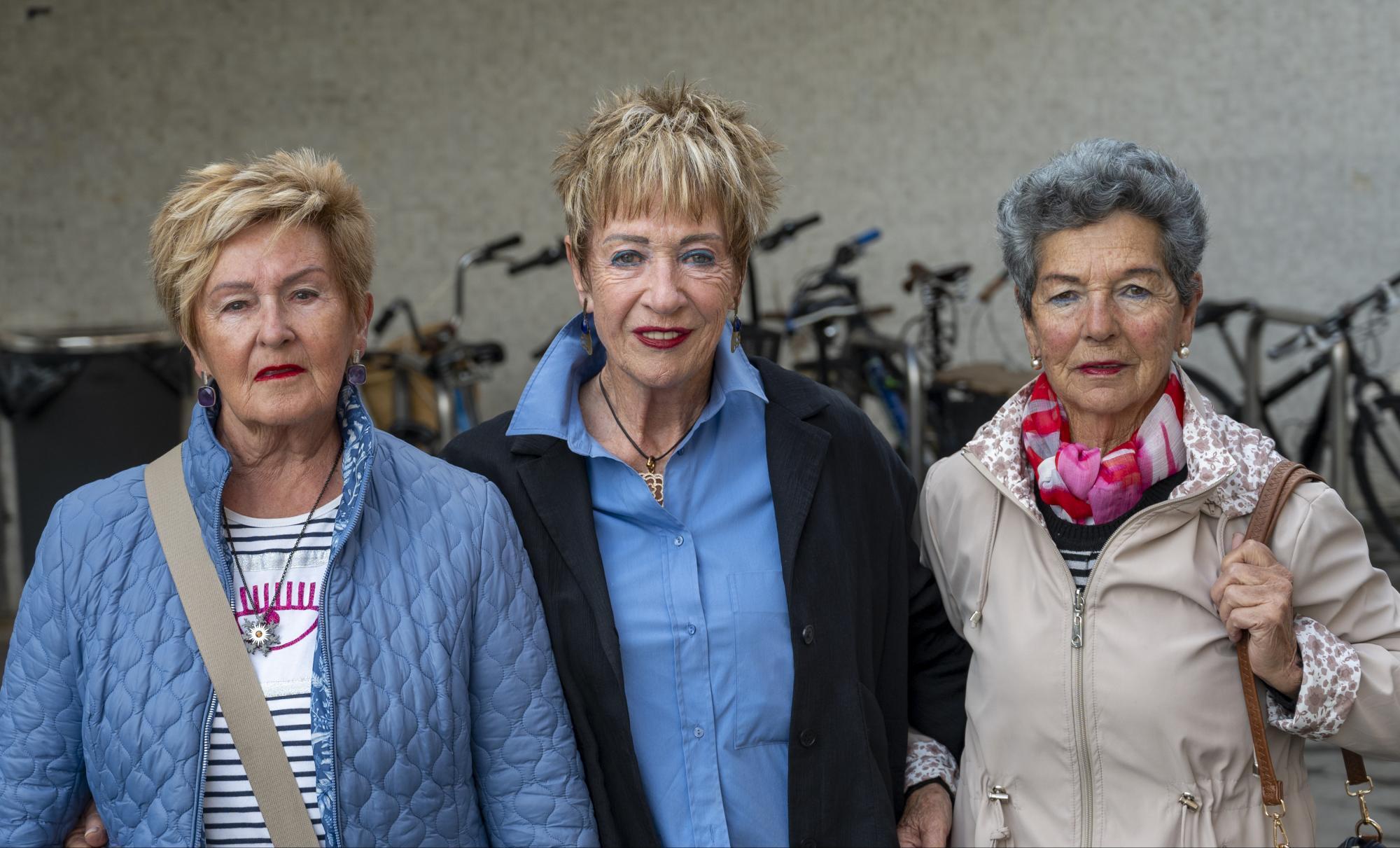 Alberdi, Arantzamendi eta Azkarate Boga Boga elkarteko kideak, astelehenean, Ondarroako Etxelila emakumeen etxean. GORKA RUBIO / FOKU