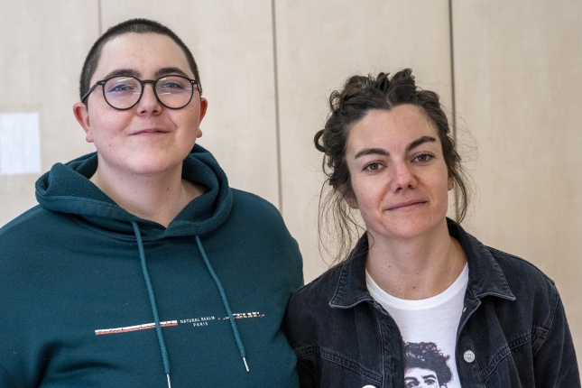 Lizarzaburu eta Barinagarrementeria, dokumentalaren zuzendariak, astelehenean Etxelilan Ondarroako emakumeen etxean. GORKA RUBIO/ FOKU