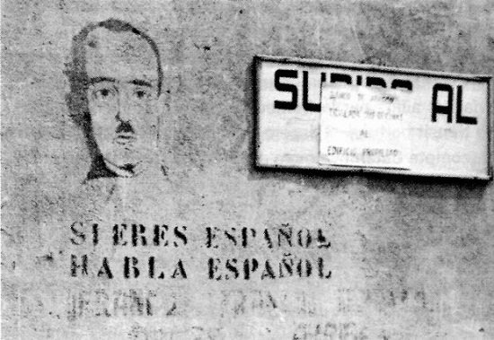 Francoren irudi bat, gaztelaniaren aldeko mezu batekin. BERRIA