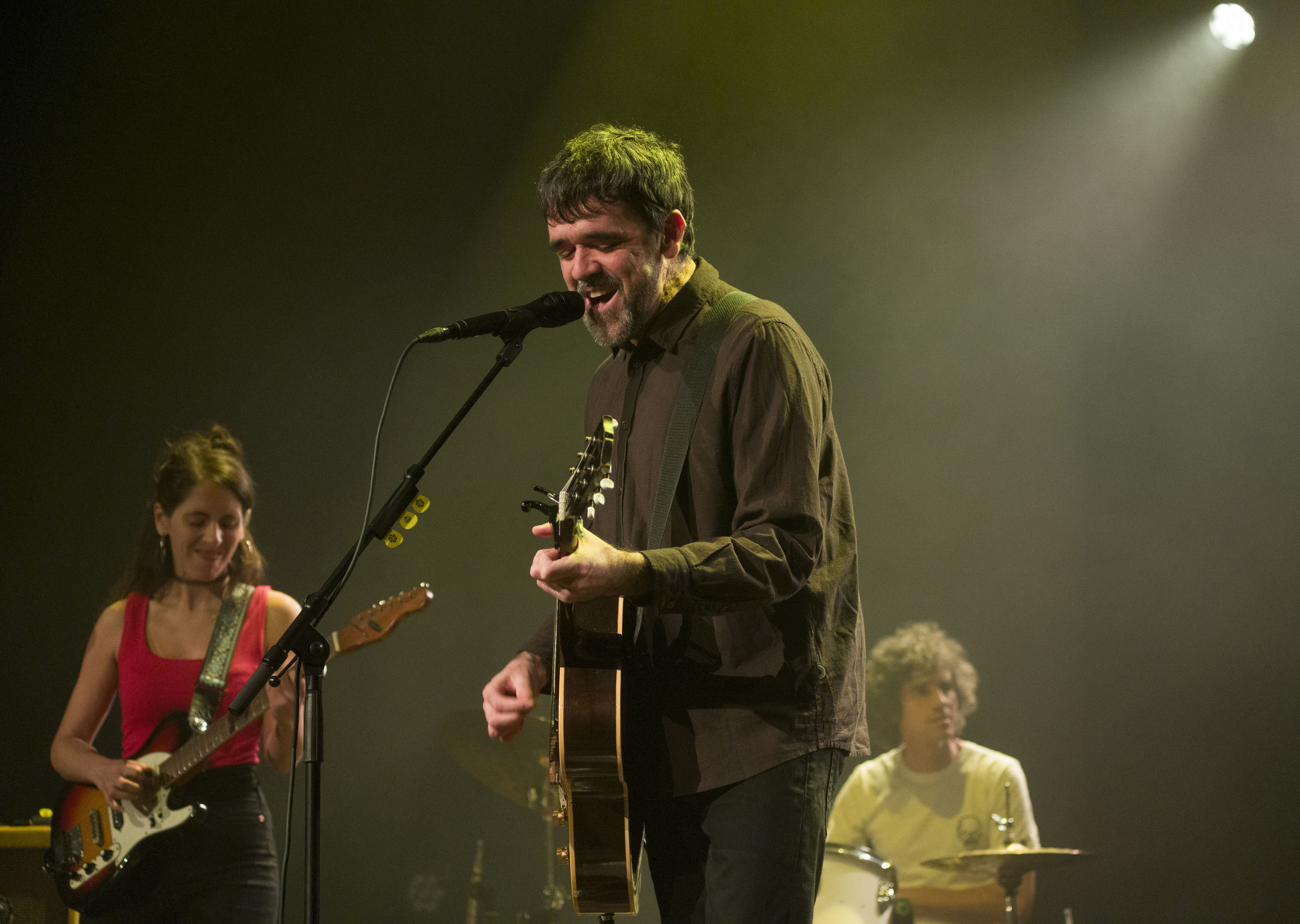 Gorka Urbizu, Amaia Miranda eta Karlos Aranzegi artean, gaurko kontzertuan. JON URBE / FOKU