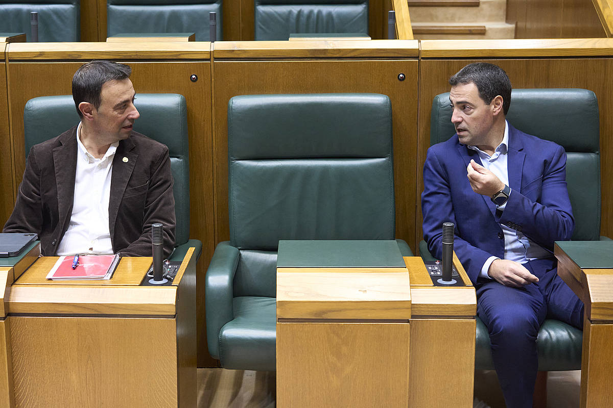 Mikel Torres eta Imanol Pradales ostegunean Eusko Legebiltzarrean, gutxieneko soldataren herri ekimenak ezetza jaso zuen egunean.. RICO / EFE