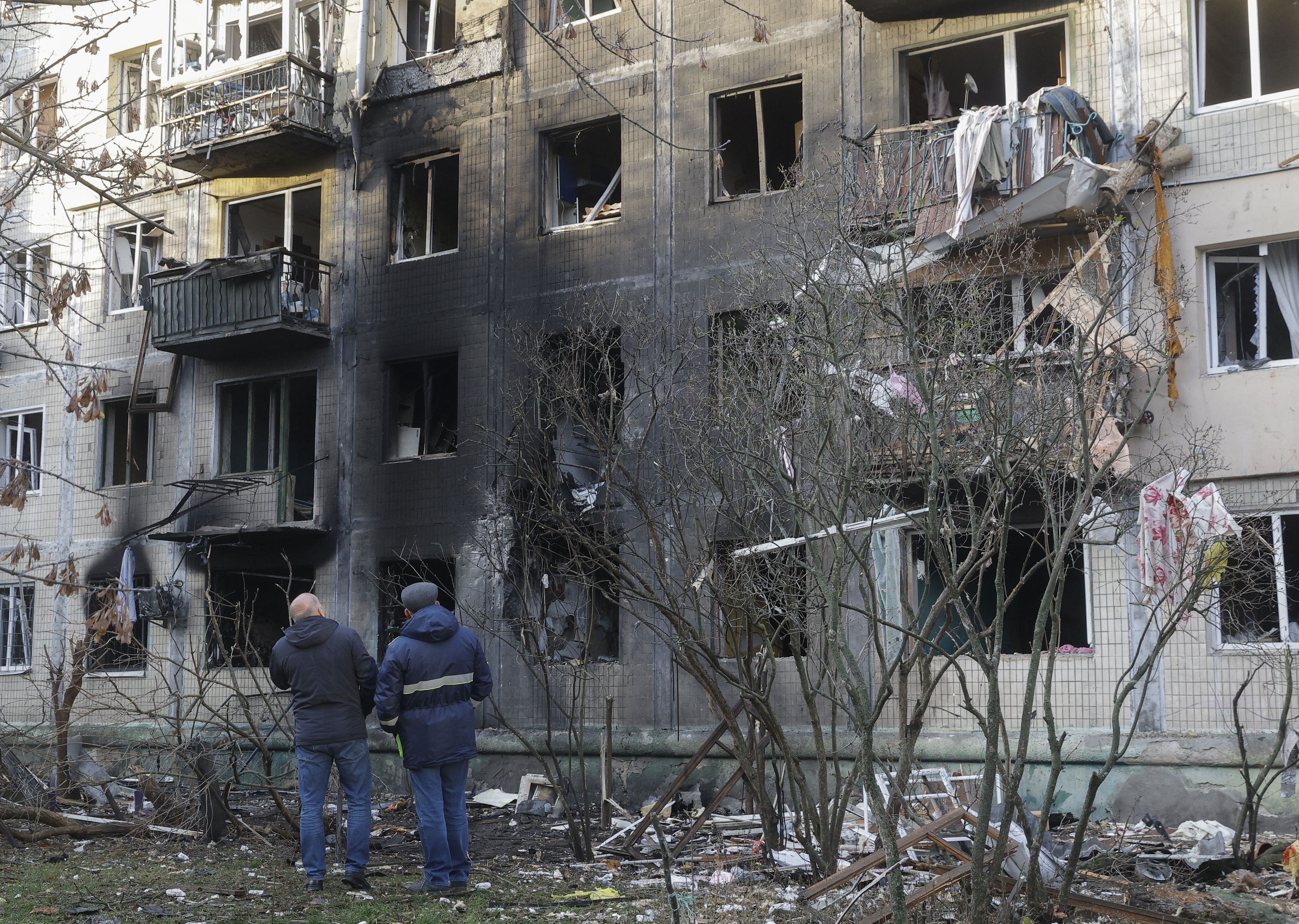 Errusiako armadaren erasoek jotako eraikin bat, gaur, Kieven. SERGEY DOLZHENKO / EFE 