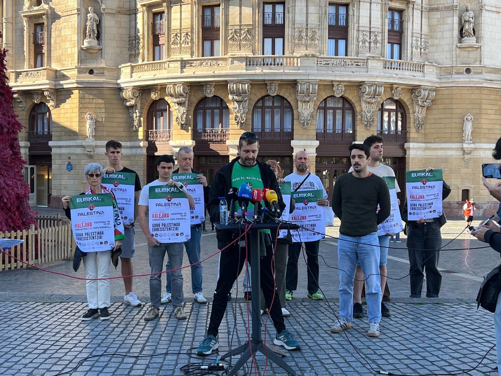 Palestinarekin Elkartasuna plataformak eta zale taldeek agerraldia egin dute Bilbon. PALESTINAREKIN ELKARTASUNA