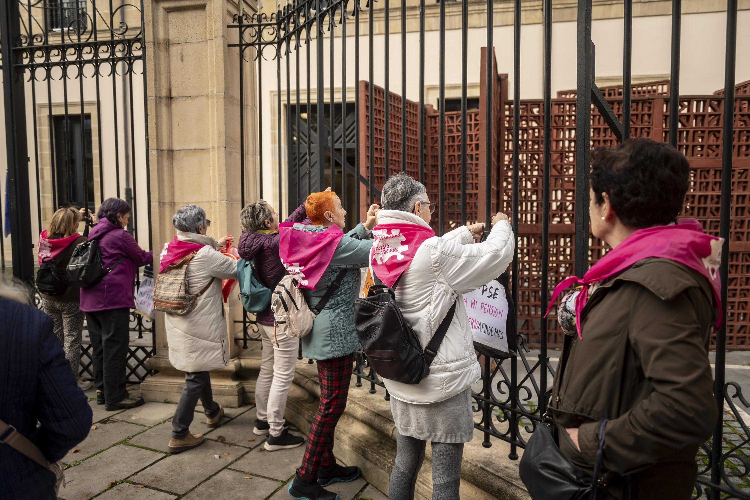 Emakume pentsiodunek erosketa poltsak eskegi dituzte gaur Eusko Legebiltzarraren atarian protesta gisa. JAIZKI FONTANEDA / FOKU