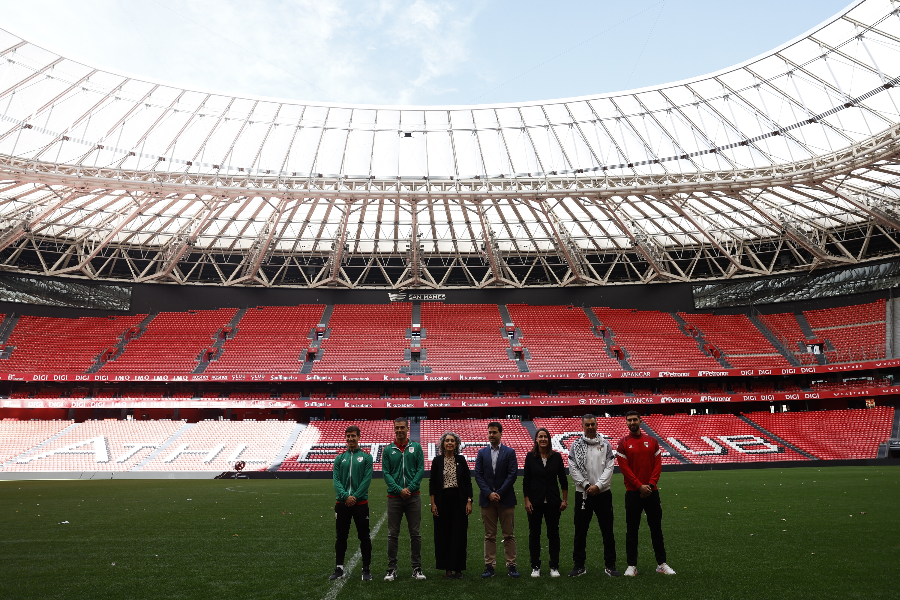 Euskal selekzioko eta Palestinako selekzioko ordezkariak San Mamesen, gaur. MIGUEL TOÑA / EFE