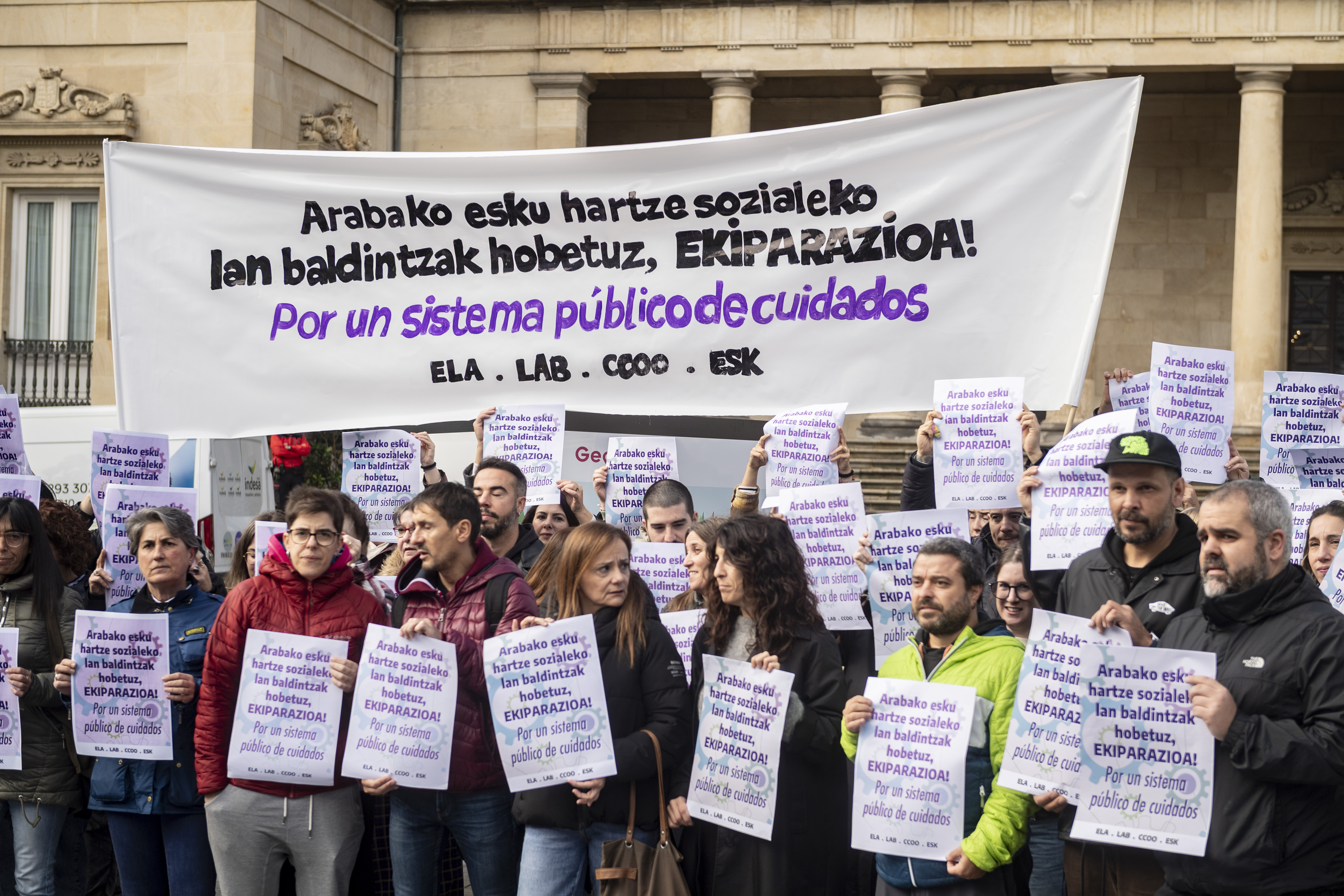 Arabako esku hartze sozialeko langileen protesta aldundiaren parean. ELA SINDIKATUA