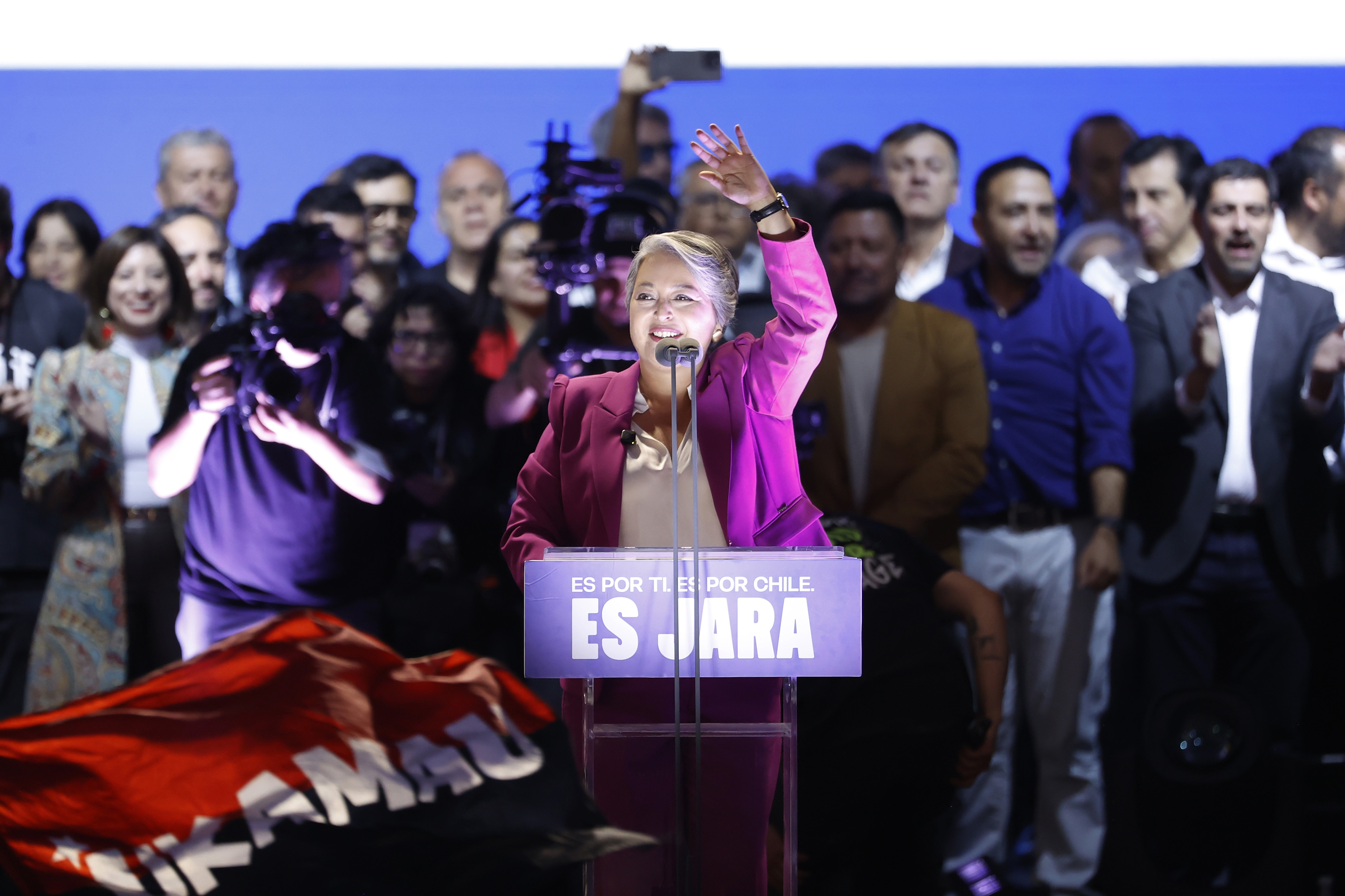 Jeannette Jara ezkerraren presidentegaia mitin batean, astelehenean, Santiagon. ELVIS GONZALEZ / EFE