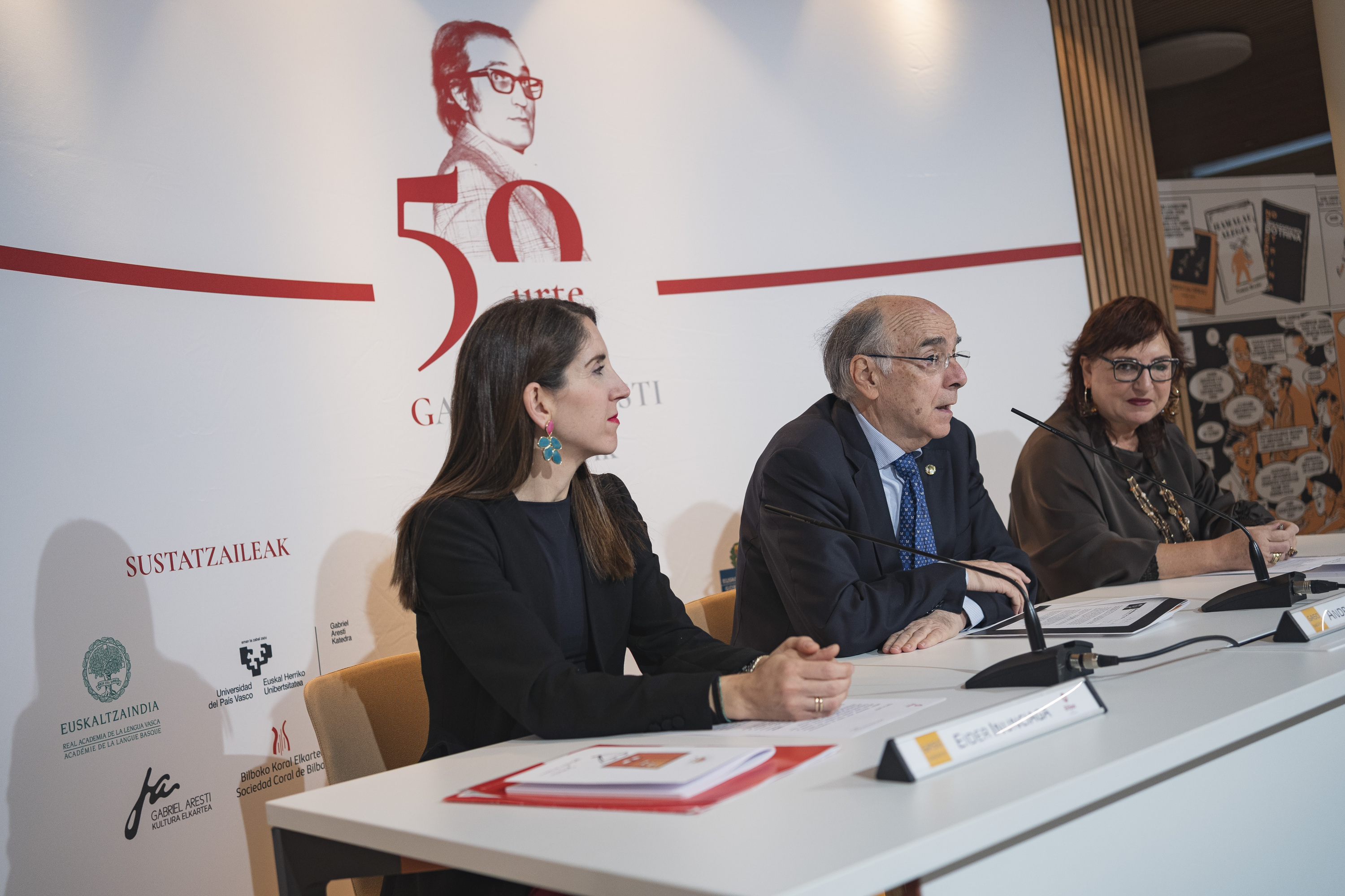 Eider Inunziaga Bilboko Udaleko Euskara zinegotzia, Andres Urrutia euskaltzainburua eta Miren Agur Meabe idazlea, gaur goizean, Euskaltzaindiaren Bilboko egoitzan. ARITZ LOIOLA / FOKU