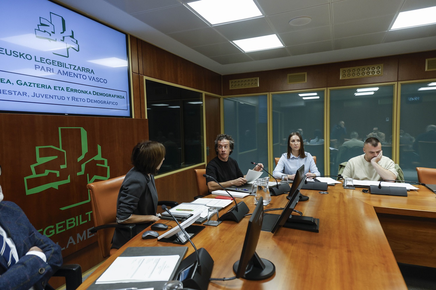 Beti On zerbitzuko langileak, agerraldian. EUSKO LEGEBILTZARRA