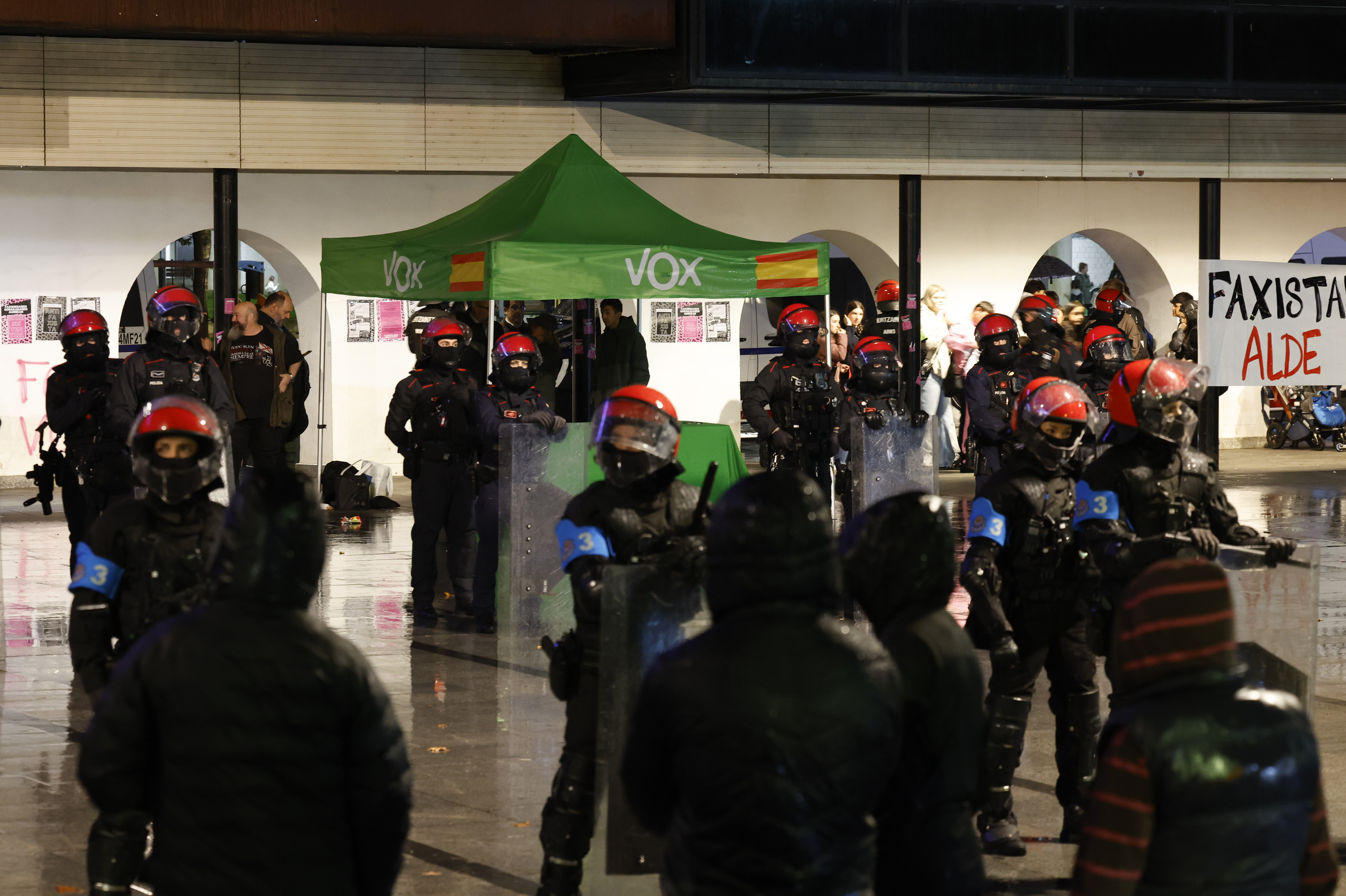 Ertzainak, Voxen ekitaldia zaintzen, joan den astean, Lasarte-Orian. JUAN HERRERO / FOKU