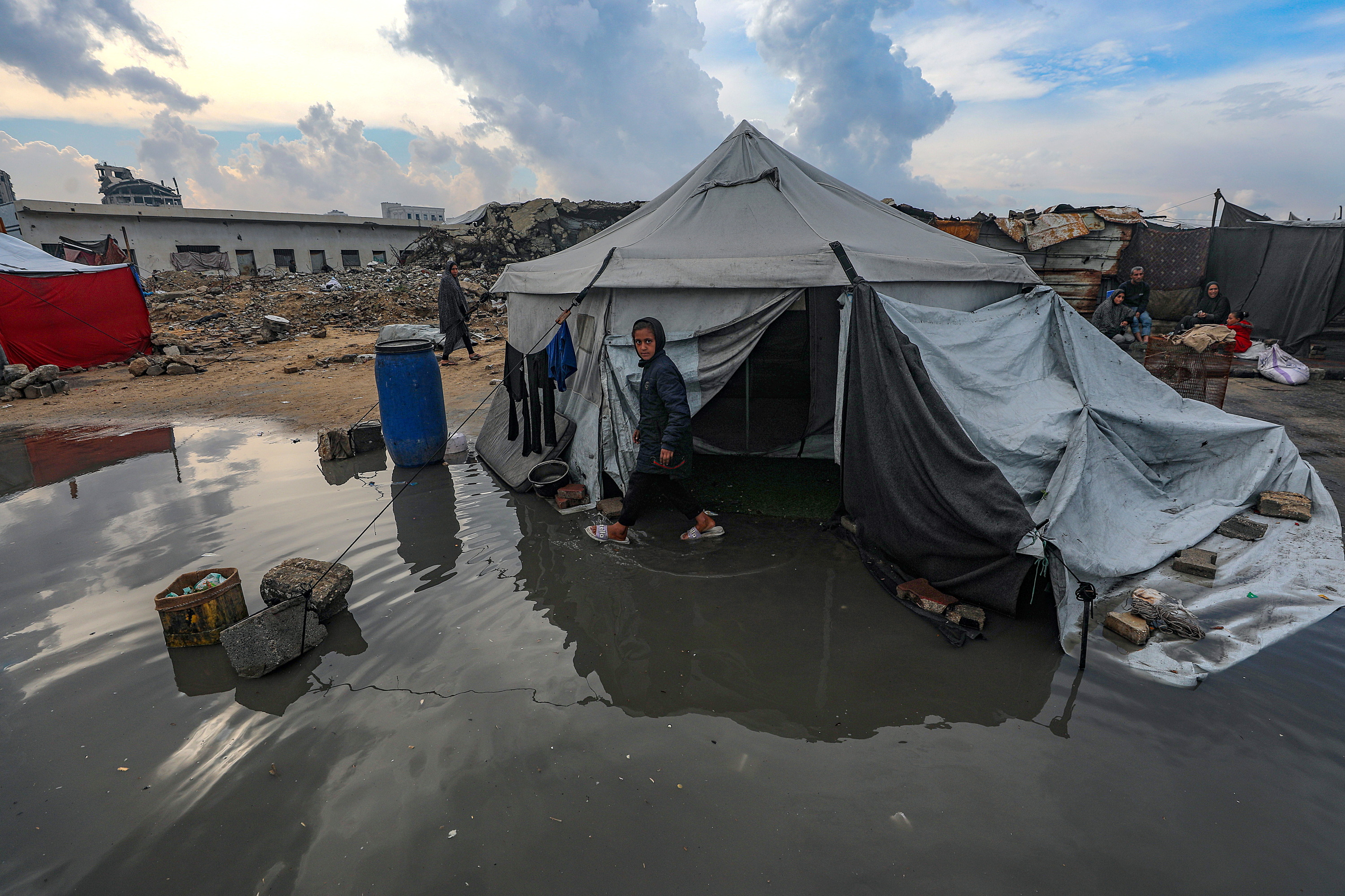 Gaza Hirian jarritako karpetako bat, urak hartuta. MOHAMMED SABER/EFE