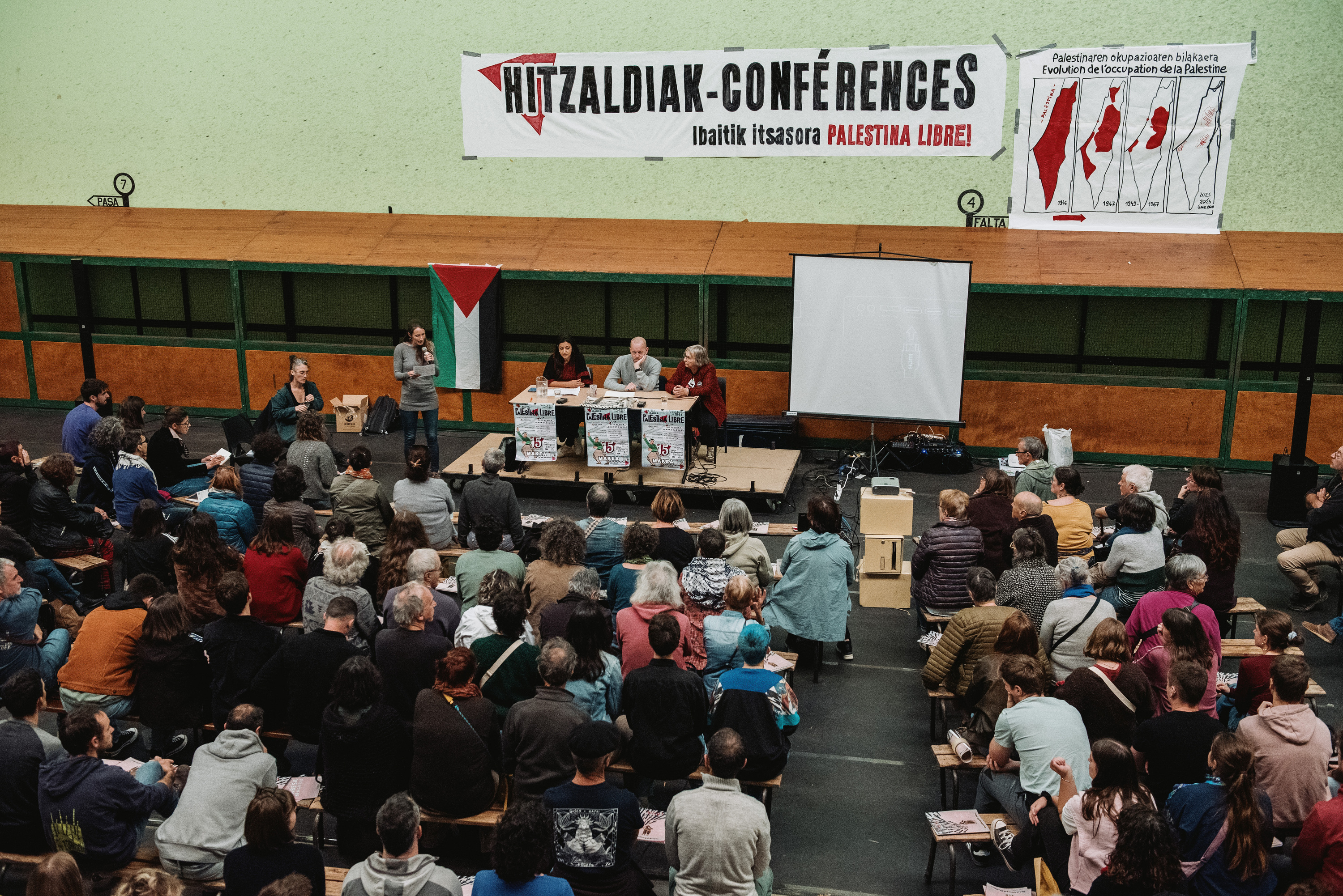 Dozenaka herritar elkartu dira hitzaldi eta tailerretan. GUILLAUME FAUVEAU