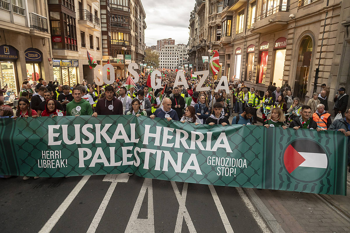 Gure Esku, Gu Ere Bai eta Gernika-Palestina plataformek deitutako elkartasun martxaren pankarta. JAIZKI FONTANEDA / FOKU