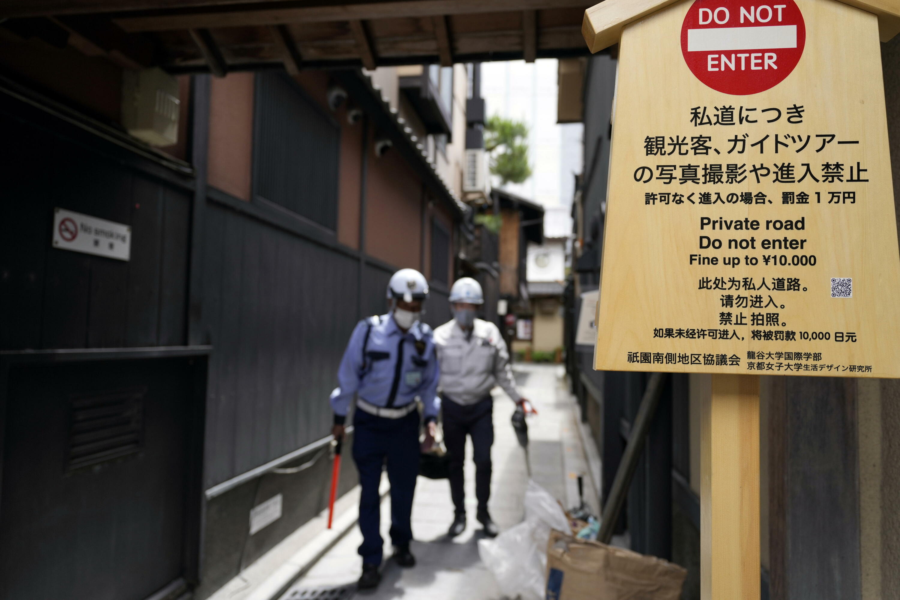 Seinale bat turistei bidea debekatzen, Kyoton. FRANCK ROBICHON / EFE