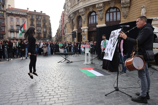Hildako kirolari palestinarrei omenaldia egin diete eguerdian. (OSAR MATXIN EDESA / FOKU) Hildako kirolari palestinarrei omenaldia egin diete eguerdian. (OSAR MATXIN EDESA / FOKU)