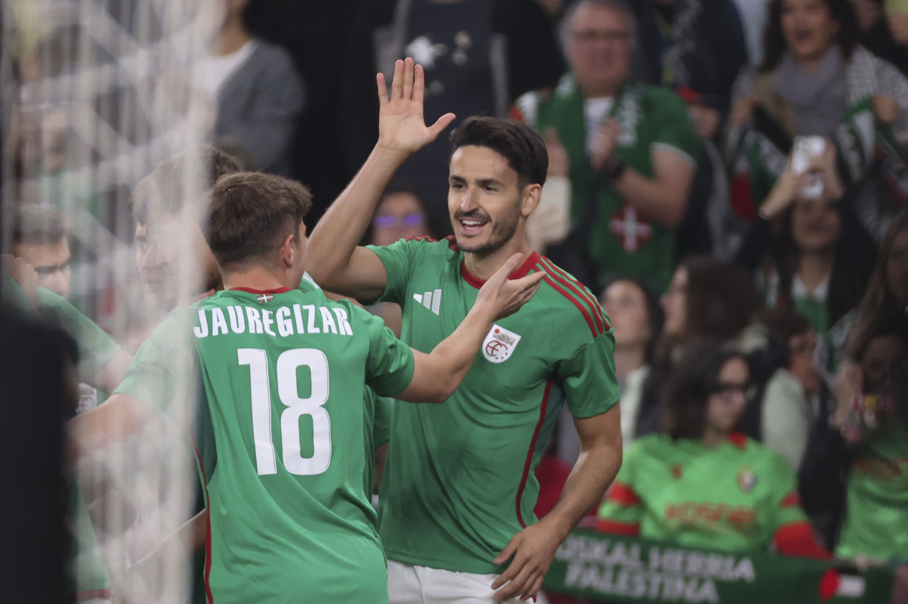 Unai Elgezabal euskal selekzioko jokalaria, gola ospatzen. LUIS TEJIDO / EFE