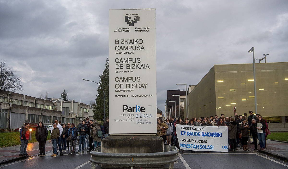 EHUko garbitzaileen protesta Leioako campusean, azaroan. LUIS JAUREGIALTZO / FOKU