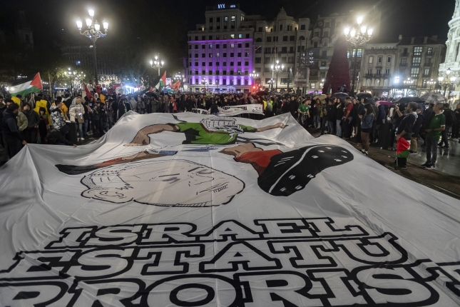 Oihal handi bat zabaldu dute Palestinarekin Elkartasunak eta zaleek deitutako martxan. (JAIZKI FONTANEDA / FOKU) Oihal handi bat zabaldu dute Palestinarekin Elkartasunak eta zaleek deitutako martxan. (JAIZKI FONTANEDA / FOKU)