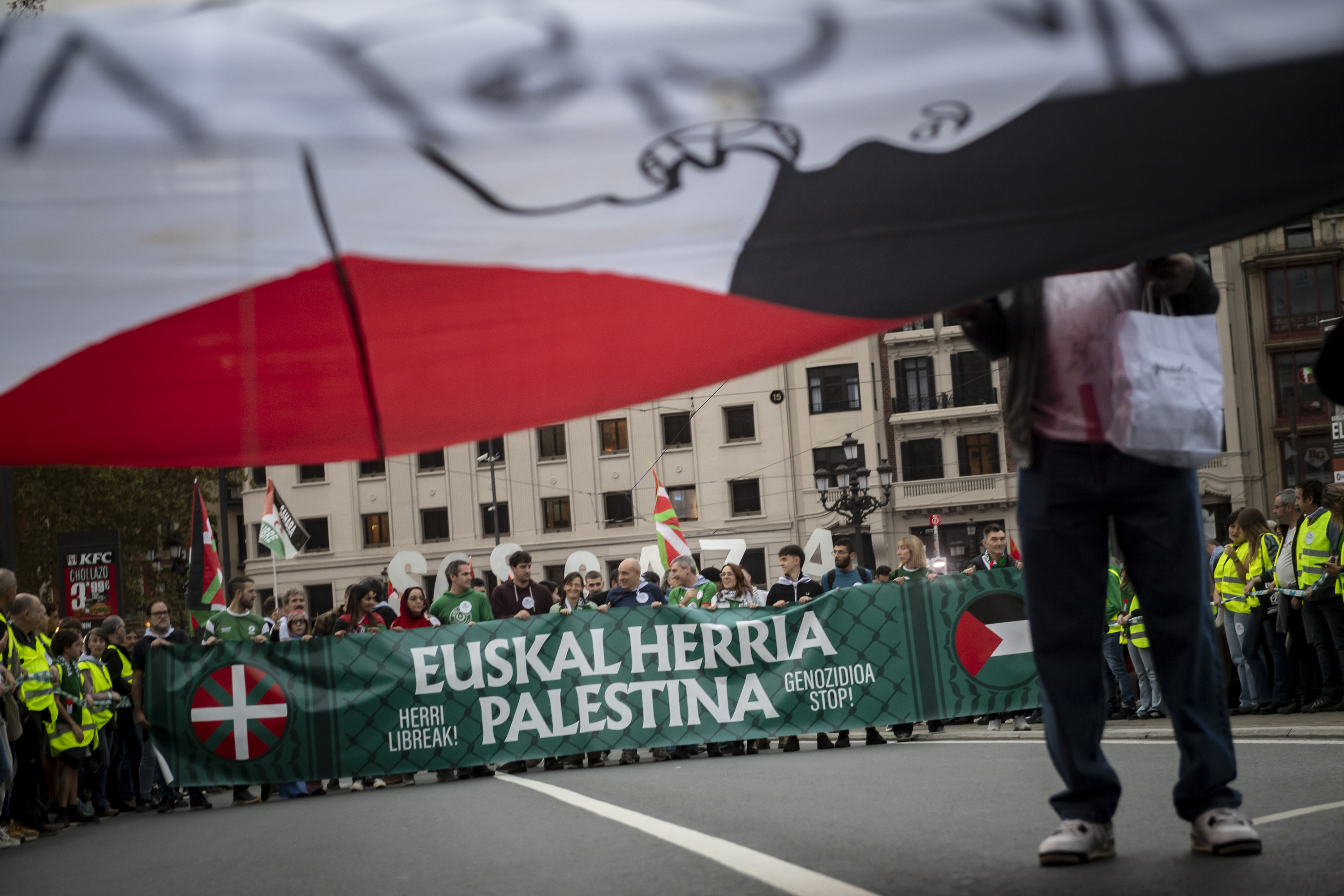Milaka lagun bildu ditu Gure Esku, Gu Ere Bai eta Gernika-Palestina plataformek antolatutako kalejirak. JAIZKI FONTANEDA / FOKU