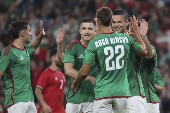 Euskal selekzioko kideak, garaipena ospatzen. LUIS TEJIDO / EFE Euskal selekzioko kideak, garaipena ospatzen. LUIS TEJIDO / EFE