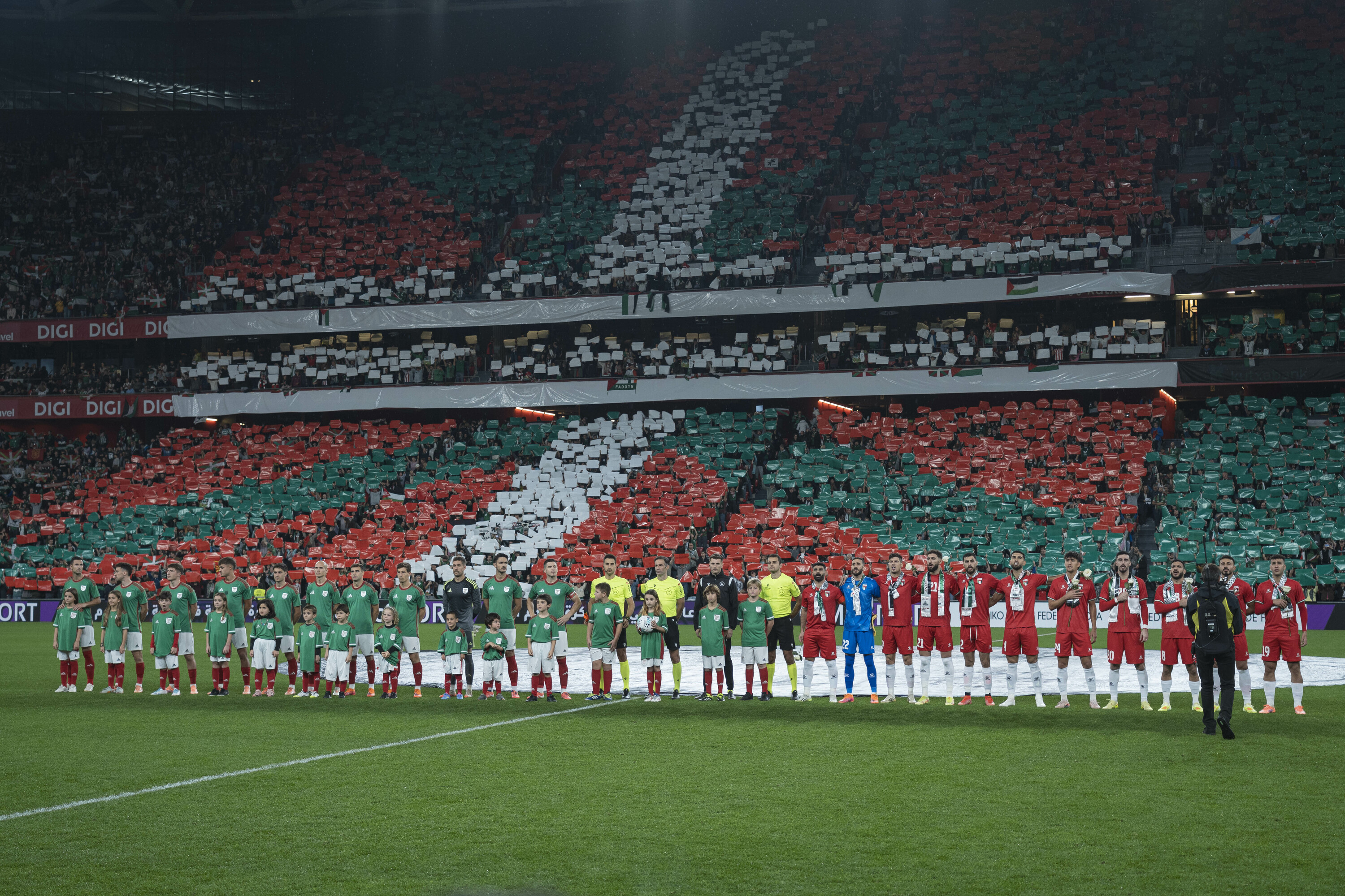 Euskal selekzioko eta Palestinako jokalariak, partida hasi aurretik, atzean mosaikoa dutela. ARITZ LOIOLA / FOKU