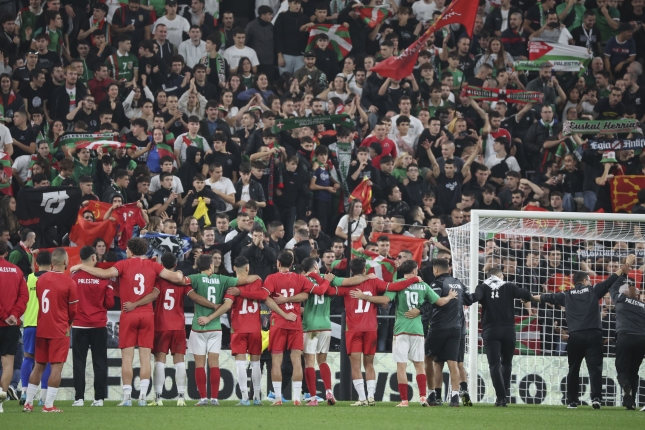 Euskal selekzioko eta Palestinako selekzioko kideak elkarrekin zaleei eskerrak ematen, partida amaieran. LUIS TEJIDO / EFE Euskal selekzioko eta Palestinako selekzioko kideak elkarrekin zaleei eskerrak ematen, partida amaieran. LUIS TEJIDO / EFE