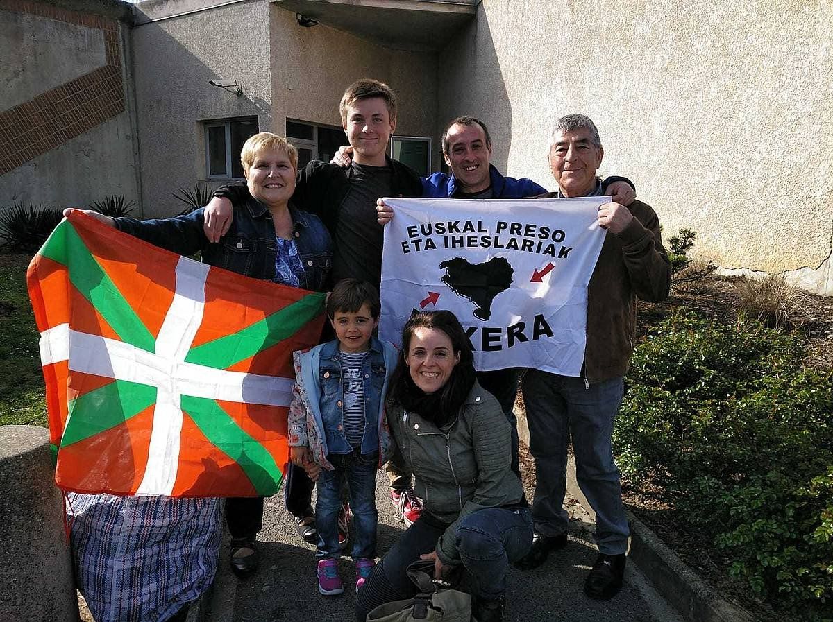 David Pla (irudian, eskuinetik bigarrena), iazko apirilean, Osnyn, aske geratu zenean.