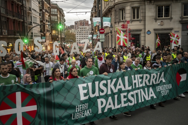 Gure Esku, Gu ere Bai eta Gernika-Palestinaren kalejira, atzo, Bilbon. JAIZKI FONTANEDA / FOKU Gure Esku, Gu ere Bai eta Gernika-Palestinaren kalejira, atzo, Bilbon. JAIZKI FONTANEDA / FOKU