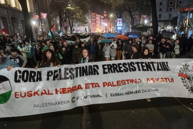 Palestinarekin Elkartasunaren eta zaletuen kalejira, atzo, Bilbon. ARITZ LOIOLA / FOKU Palestinarekin Elkartasunaren eta zaletuen kalejira, atzo, Bilbon. ARITZ LOIOLA / FOKU