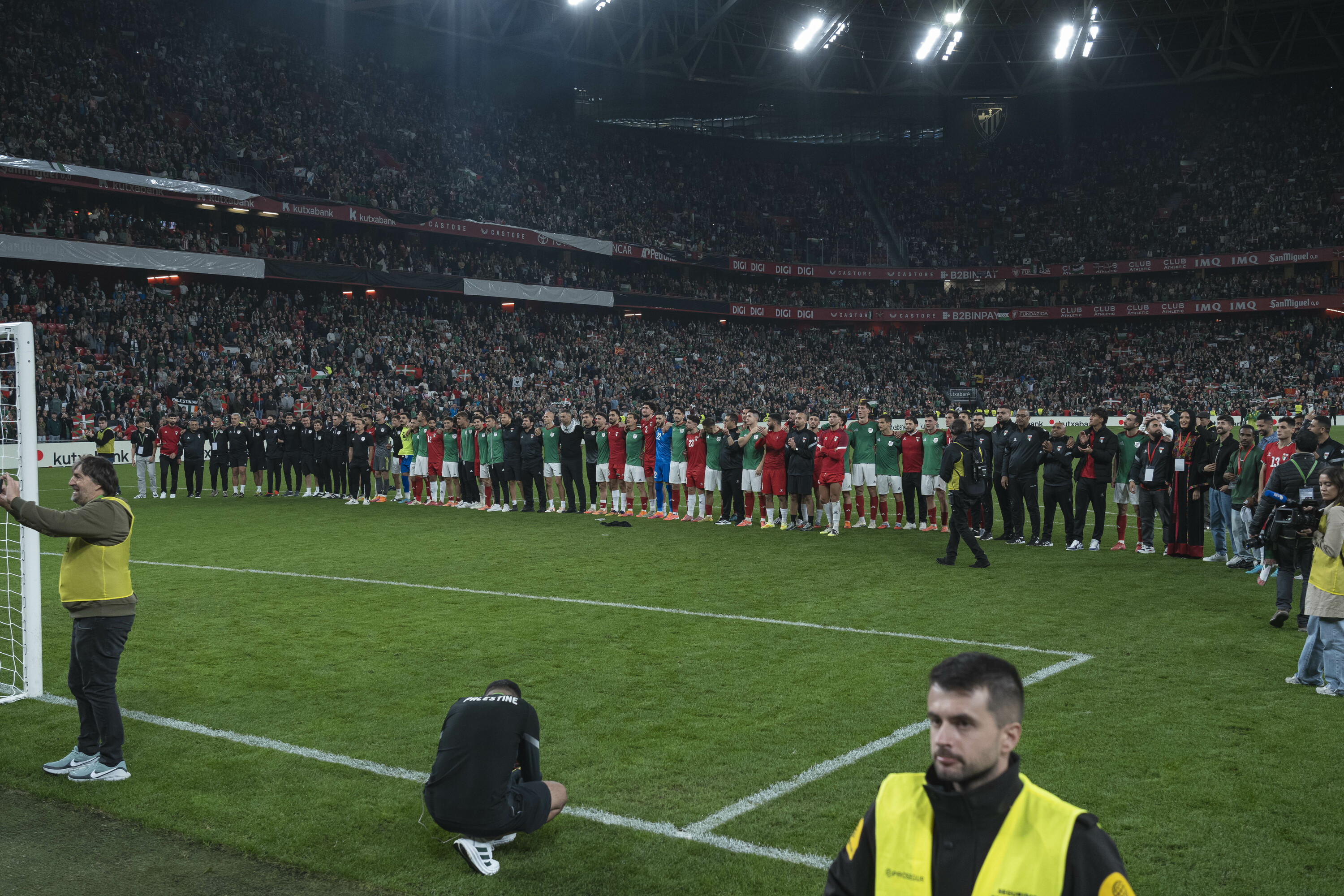 Euskal selekzioko eta Palestinako jokalariak elkarrekin, atzo, partida amaitutakoan. ARITZ LOIOLA / FOKU