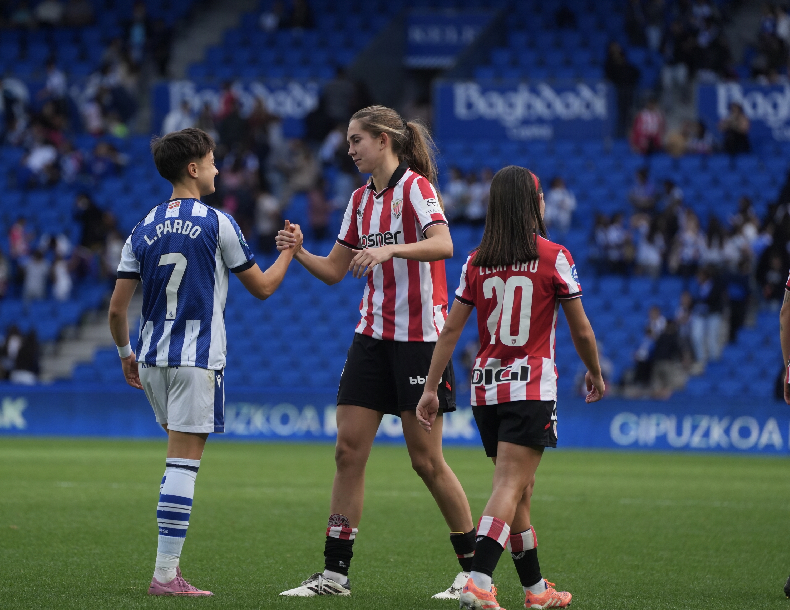 Jokalariak elkar agurtzen partidaren amaieran. JON URBE / FOKU