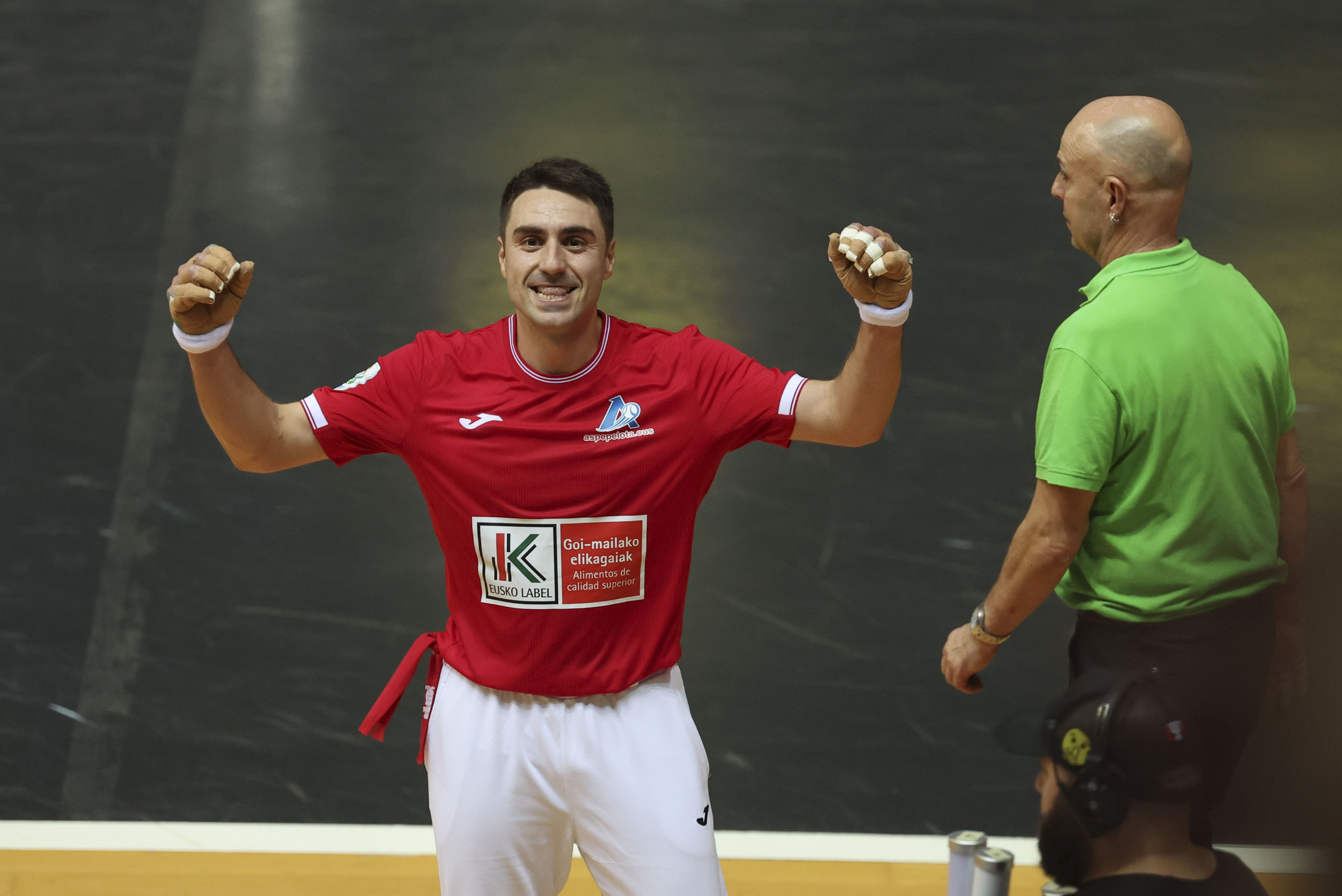 Peio Etxeberria garaipena ospatzen, gaur, Bilbon. LUIS TEJIDO / EFE