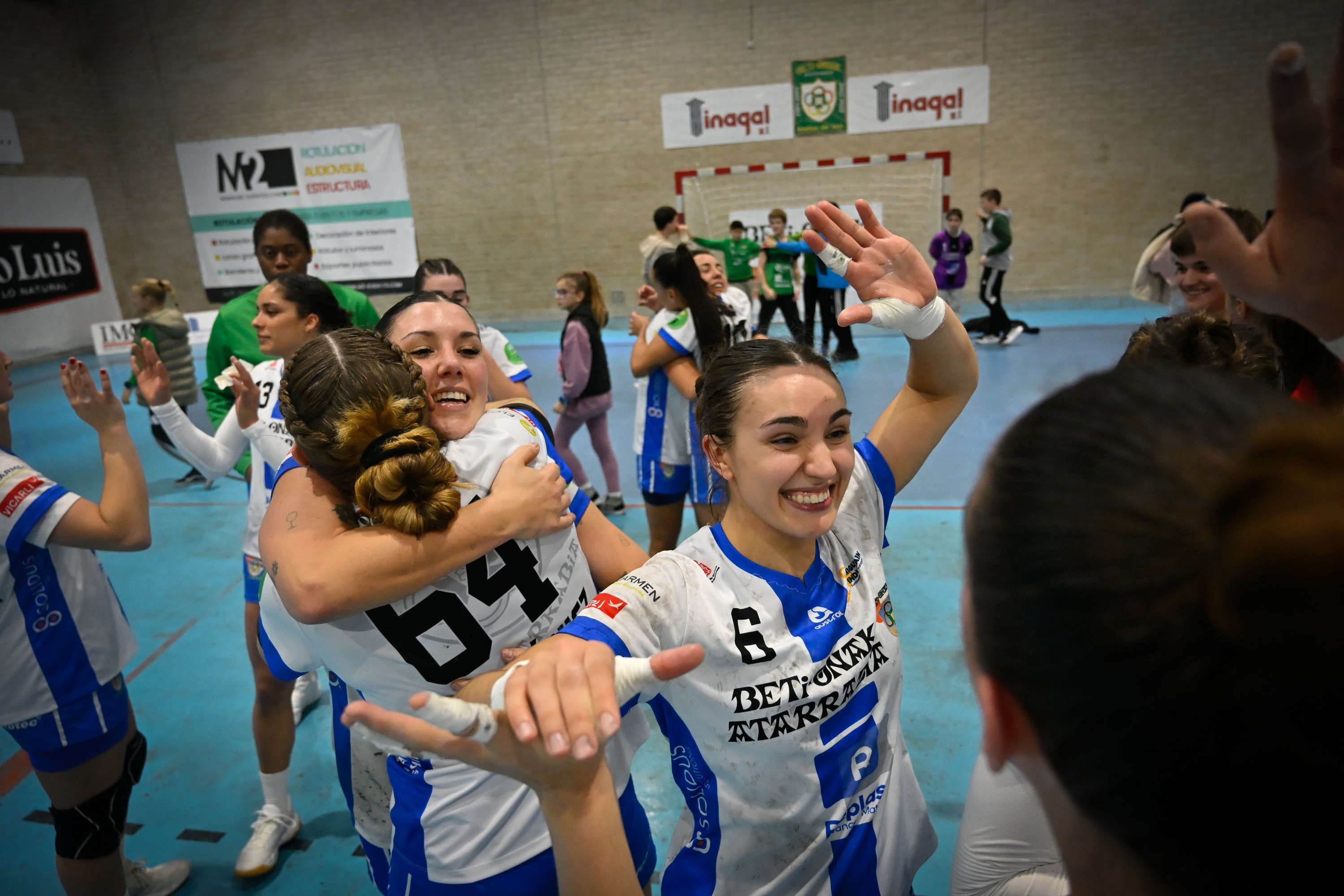 Beti Onak-eko jokalariak garaipena ospatzen, gaur, Atarrabian. GORKA RUBIO / FOKU