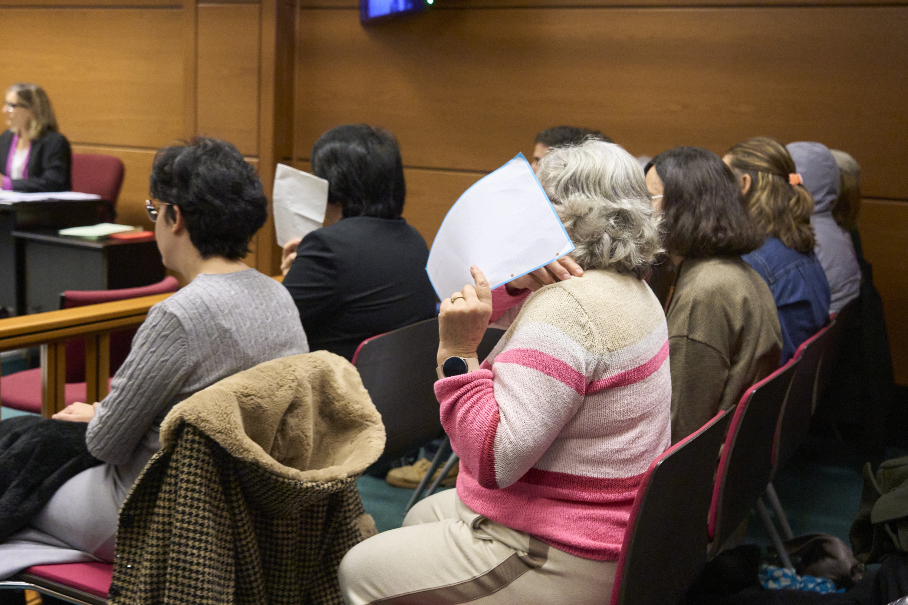 Akusatuen aulkian eseri dituzten antiabortistak, gaur, epaiketan. L. RICO / EFE