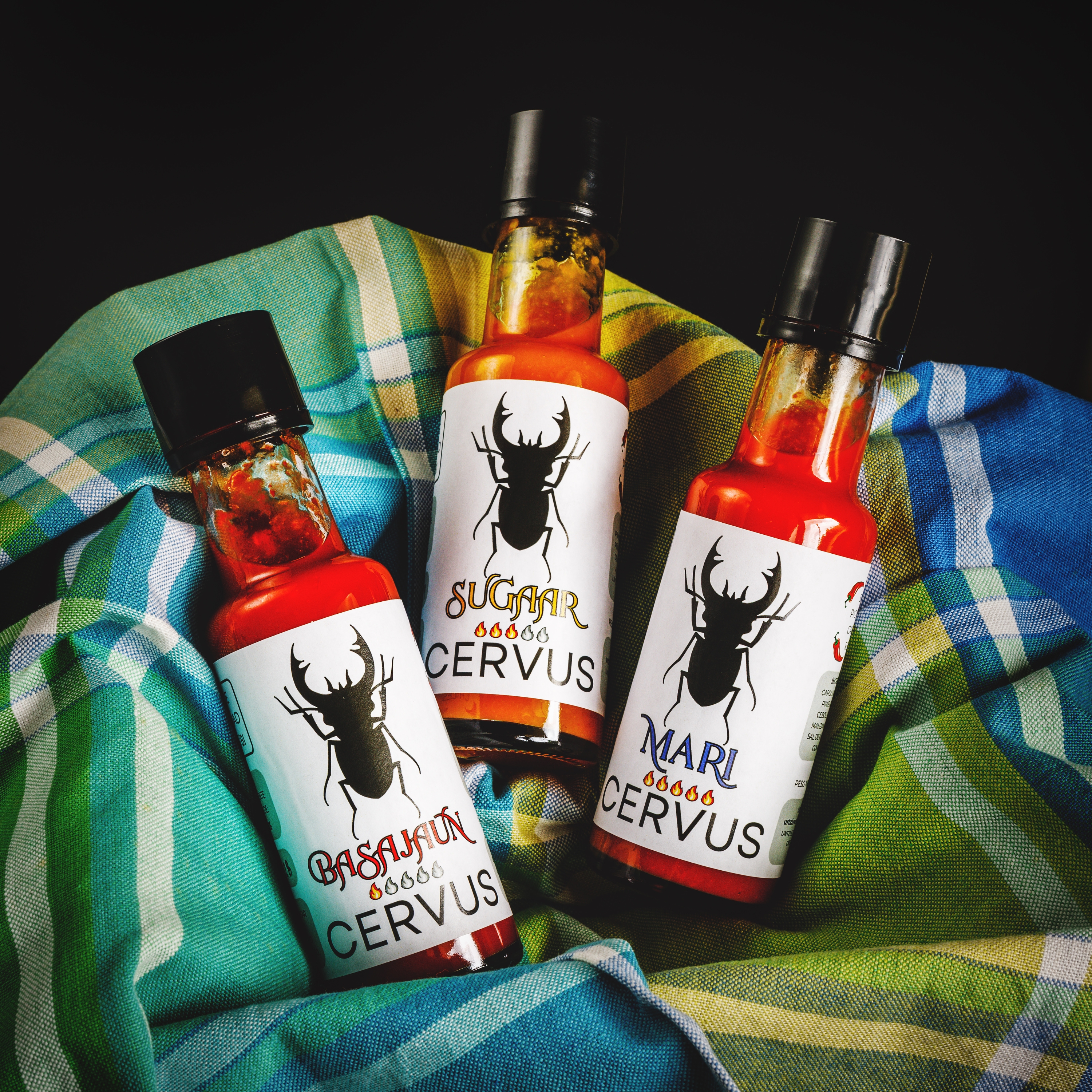 Piper minekin egindako hiru saltsak: Basajaun, Sugaar eta Mari. URTZI BERA