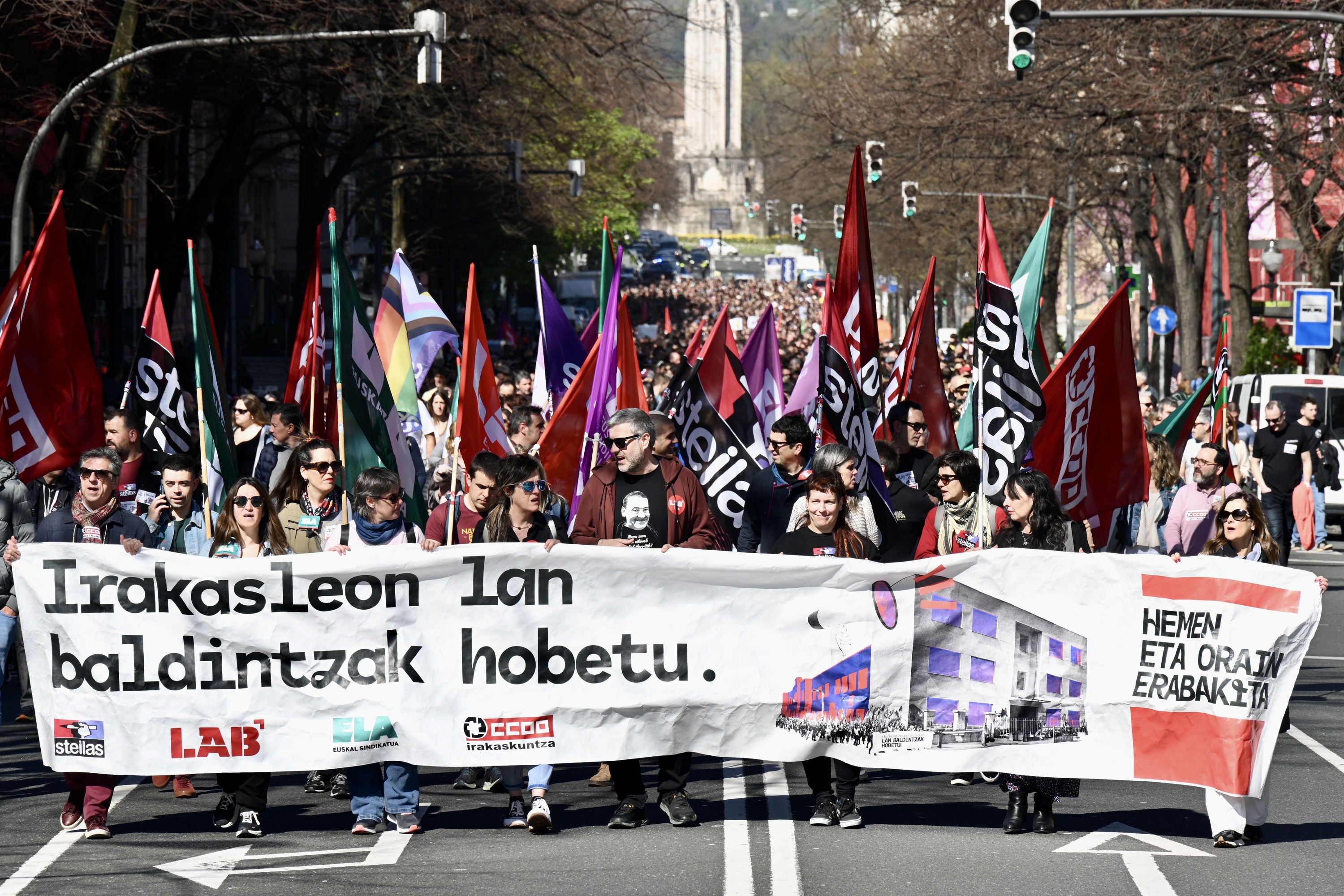 Hezkuntza publikoko irakasleen grebako manifestazioa Bilbon, apirilean. MIKEL MARTINEZ DE TRESPUENTES / FOKU