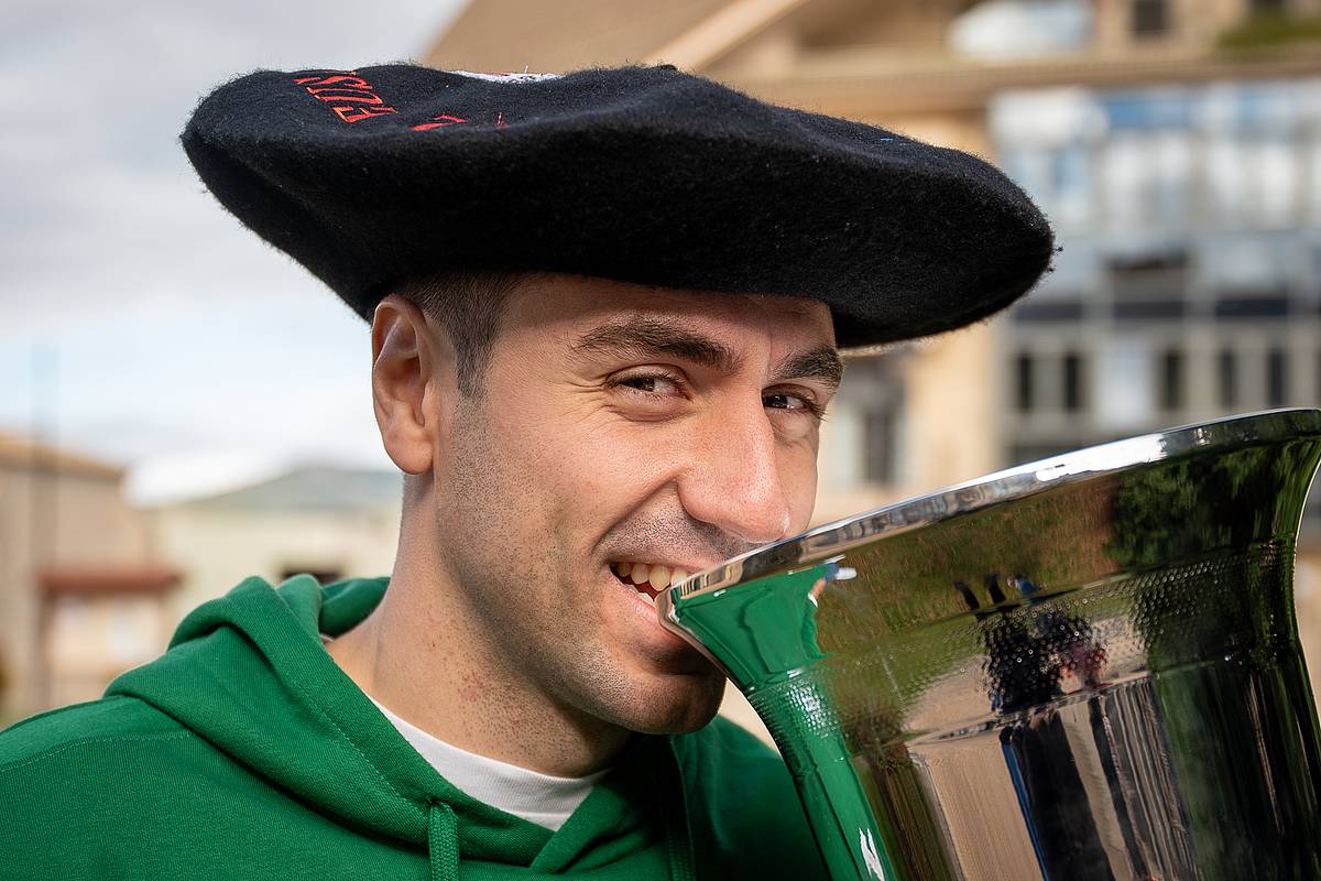 Peio Etxeberria, lau eta erdiko txapela jantzita, garaikurrari kosk egiten. AITOR KARASATORRE / FOKU