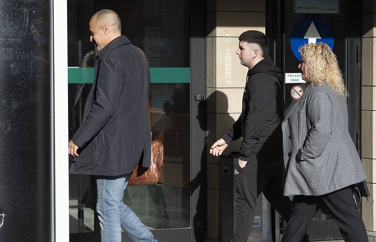 Aiert Larrarte abokatua eta Xuhar Pazos Tolosako epaitegira sartzen, gaur. JAGOBA MANTEROLA / FOKU