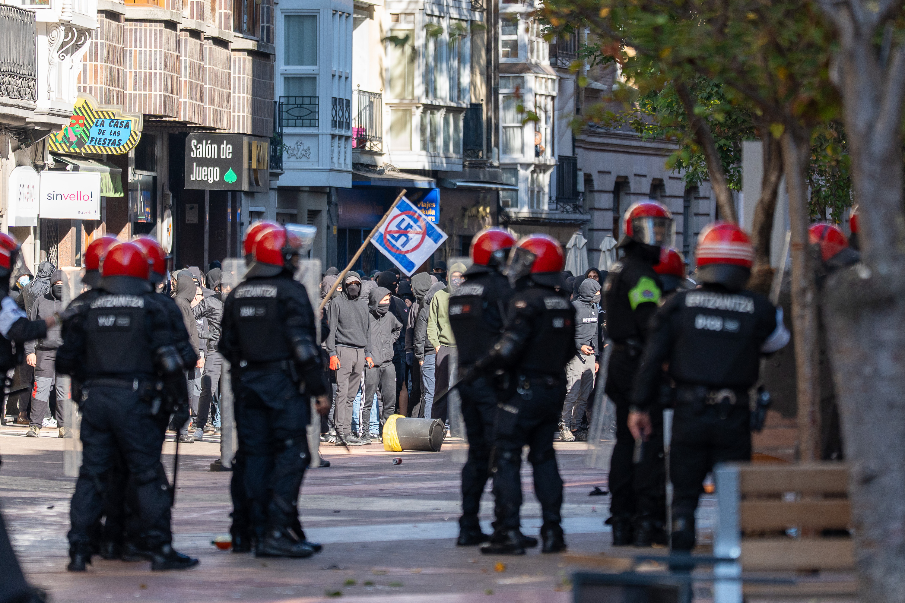 Ertzaintza, urriaren 12an Gasteizen izandako istiluetan. BERRIA