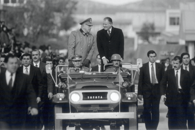 Pinochet jenerala eta Aylwin presidentea, 90eko hamarkadan, artxiboko irudi batean. TXILEKO KONGRESU NAZIONALEKO LIBURUTEGIA
