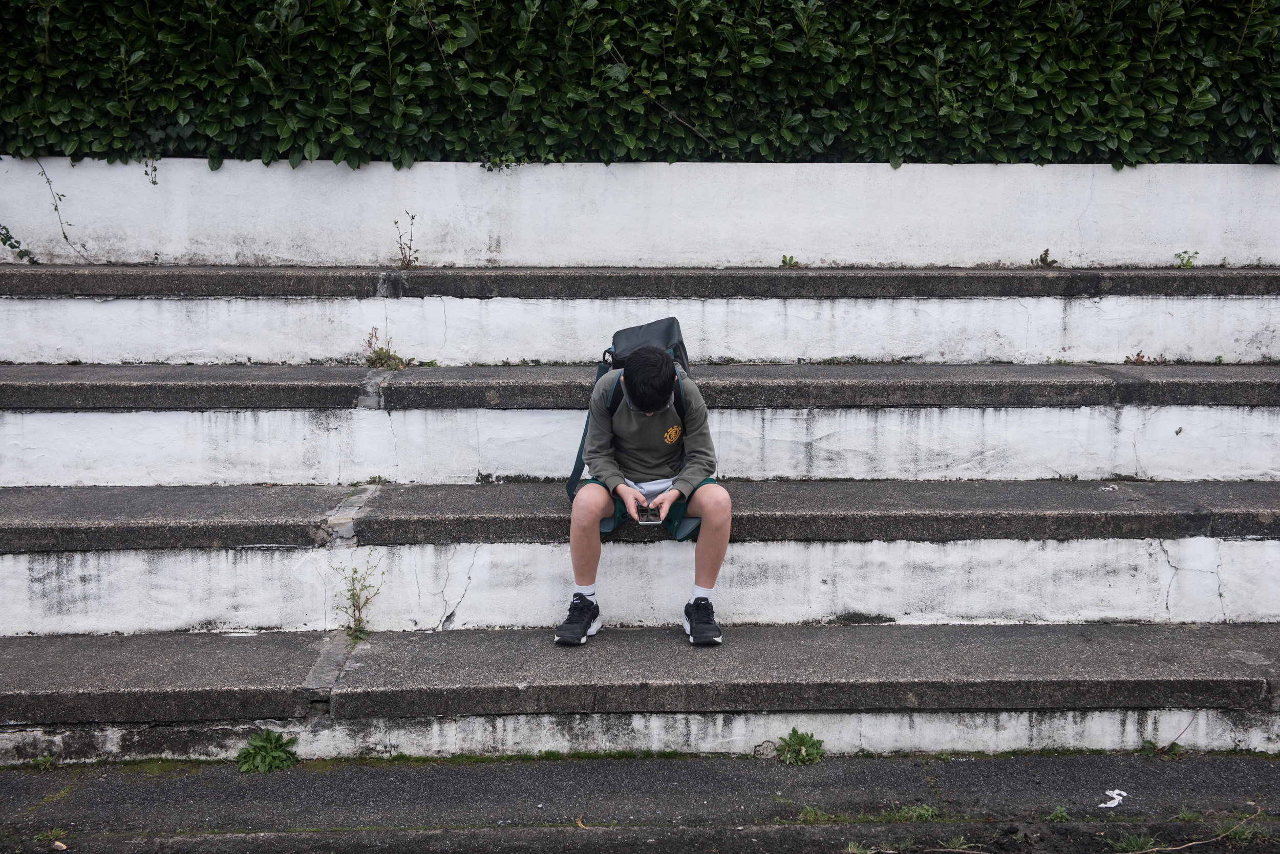 Gazte bat sakelako telefonoa erabiltzen. GUILLAUME FAUVEAU