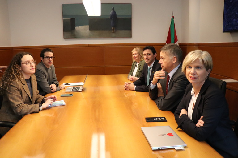 EH Bilduko ordezkariek D'Anjourekin egindako bilera, gaur eguerdian. IREKIA