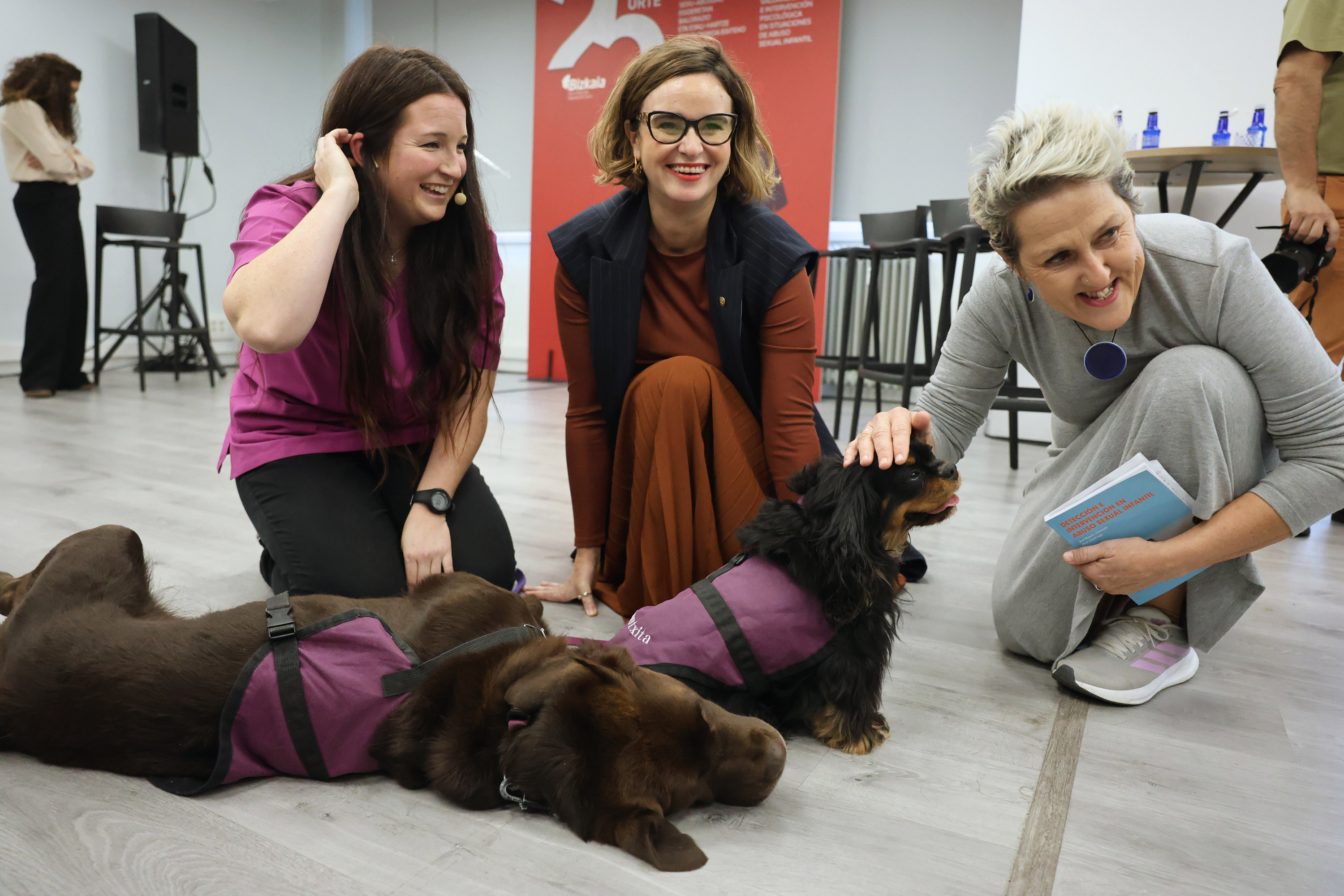 Nekane Ibarretxe, Elixabete Etxanobe eta Rosa Lizarraga, Koko eta Pantxita terapiako txakurrekin, gaur, Bilbon. OSKAR MATXIN EDESA / FOKU