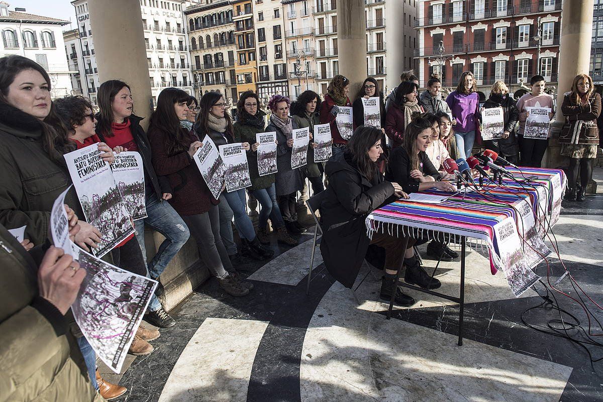 Euskal Herriko Mugimendu Feministaren agerraldia, Iruñeko Gazteluko plazan. JAGOBA MANTEROLA / FOKU