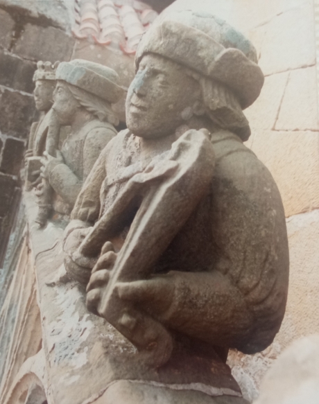 Mamu musikarietako bat. Detaile handiz ondua dagoela antzeman daiteke jantziaren eta osagarrien xehetasunetan eta aurpegieran. ANJEL ITUARTE