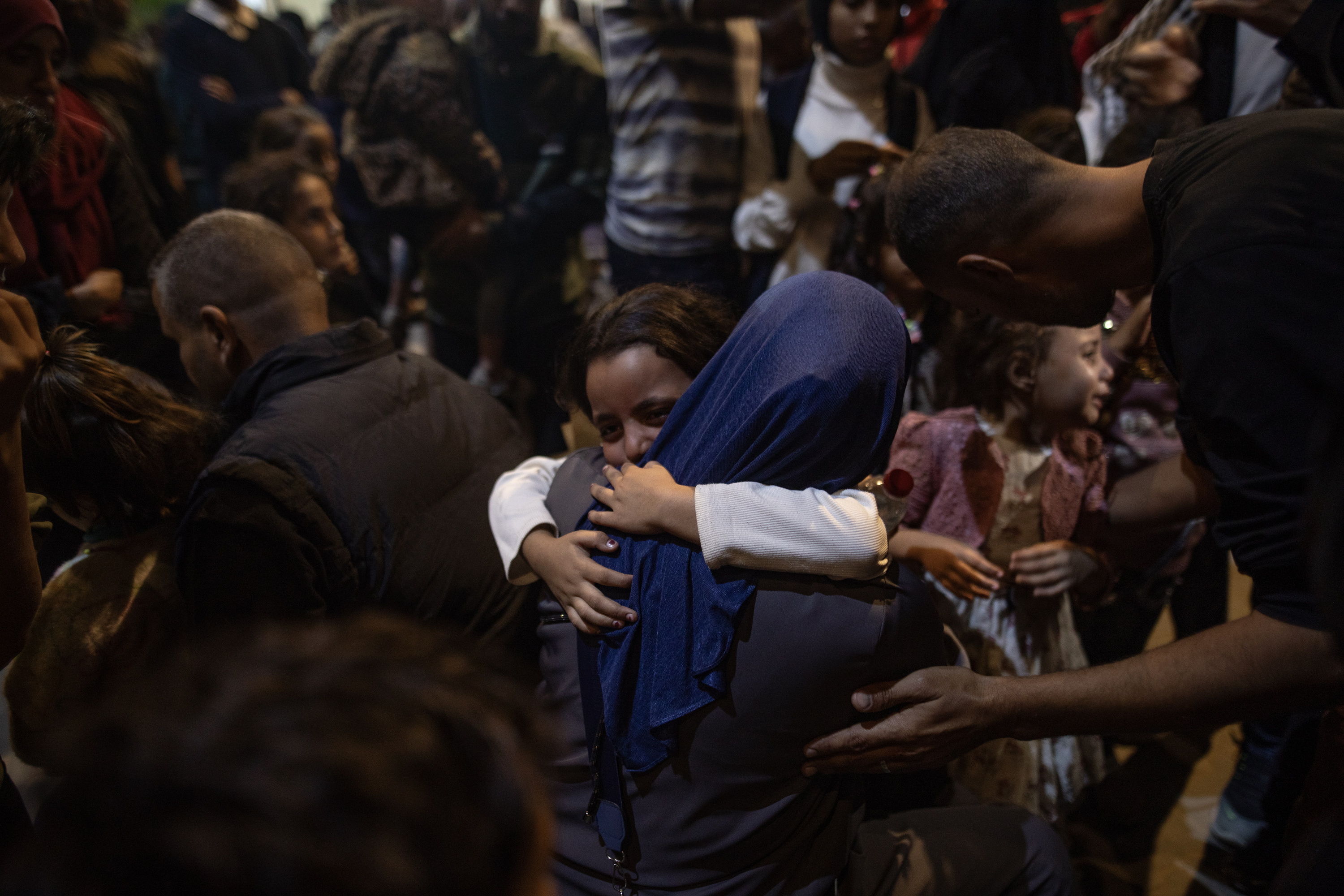 Jerusalemen arta jasotzen ari ziren hainbat gazatar atzo itzuli ziren Khan Yunisera, eta harrera goxoa egin zieten senideek. HAITHAM IMAD/EFE