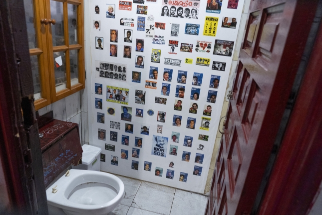 (ID_15516172) (Iñigo Uriz/@FOKU) 2025-11-14, Iruñea. Katu tabernako pegatinak (ID_15516172) (Iñigo Uriz/@FOKU) 2025-11-14, Iruñea. Katu tabernako pegatinak