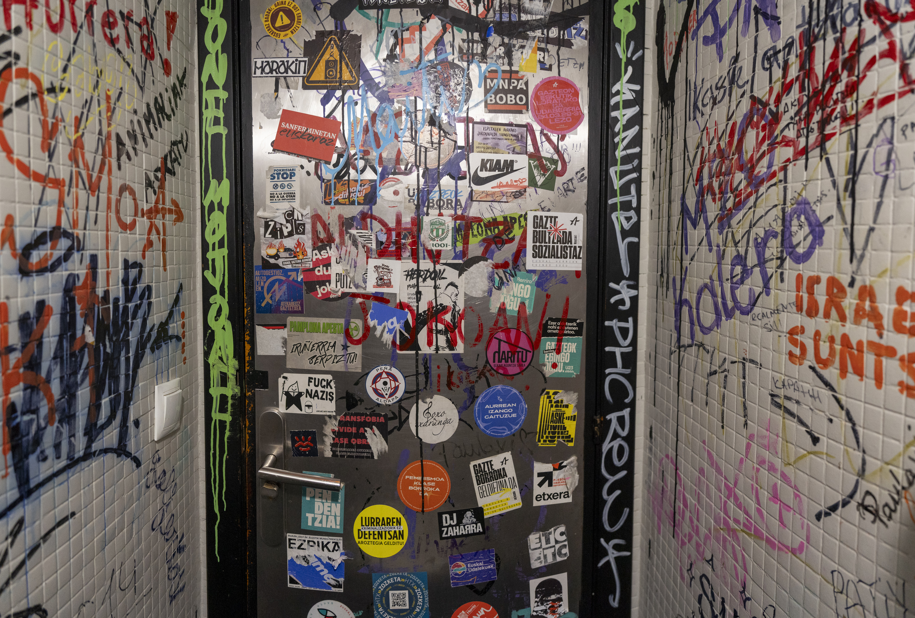 Iruñeko Monton tabernako pegatinak, azaroaren 13an. IÑIGO URIZ / FOKU